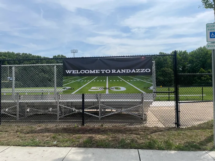 CustomHatsNow.Com - Custom Vinyl Banners