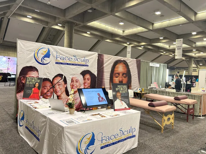 CustomHatsNow.Com - Custom Vinyl Banners